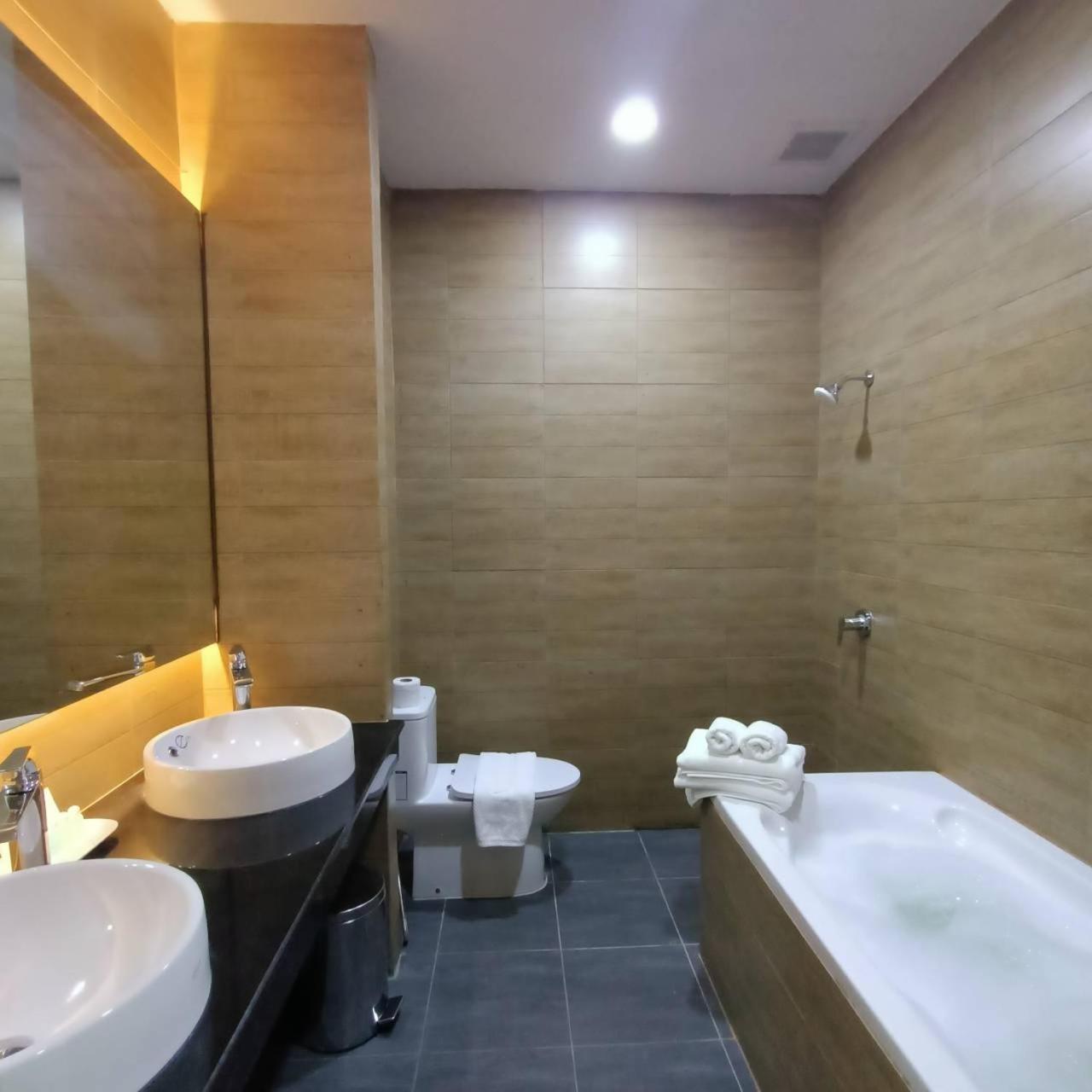 Mayflower Grande Suite Hotel Phitsanulok Exterior foto