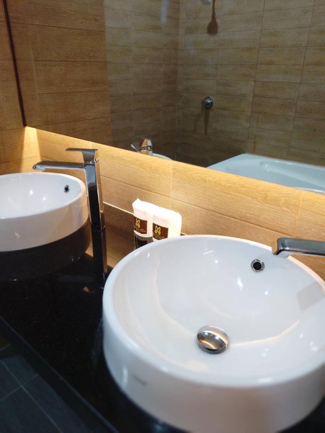 Mayflower Grande Suite Hotel Phitsanulok Exterior foto